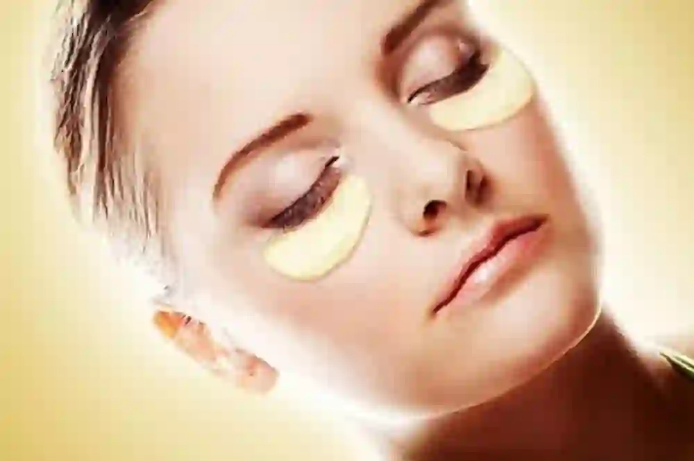Dark circles  of यदि डार्क सर्कल की समस्या से हो चुके हैं परेशान तो आजमाएं ये घरेलू उपाय